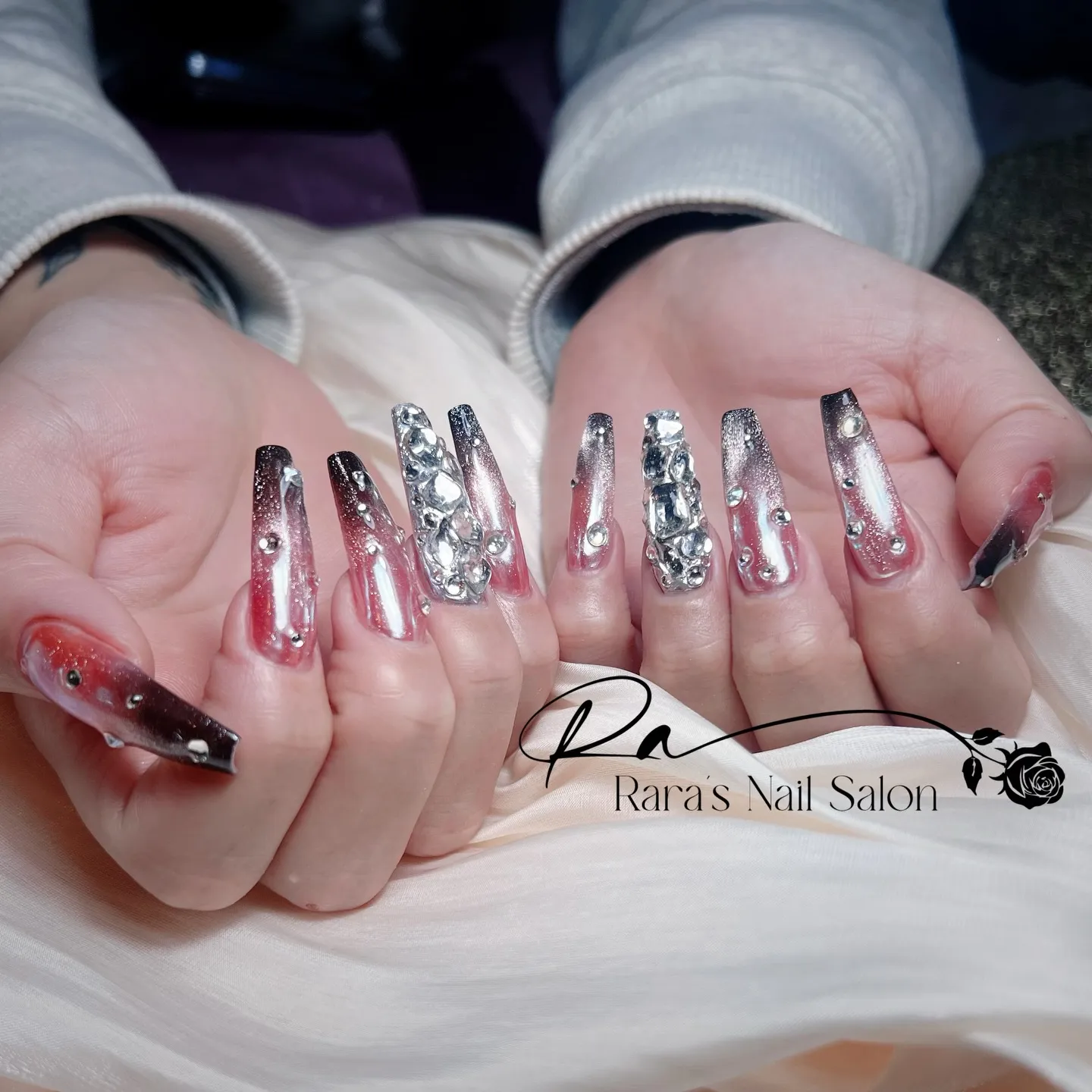 長さ出しネイルで美しく伸ばした爪に、上品さとキュートさを兼ね...